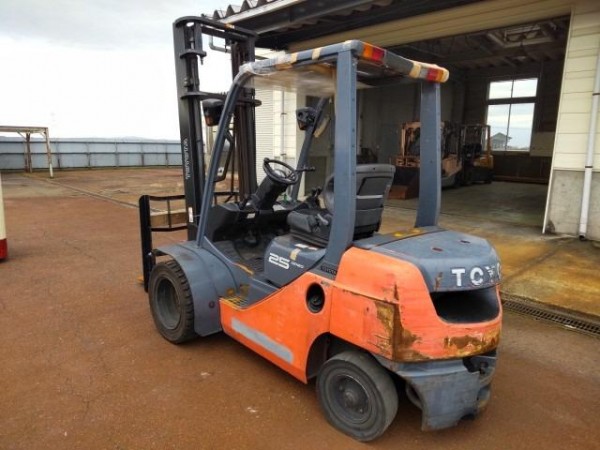 Xe nâng hàng Toyota 2,5 Tấn