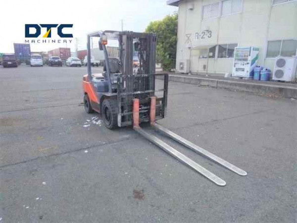 Xe nâng Toyota 3 tấn chui cont dịch càng 