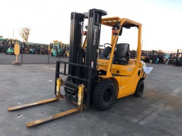 Xe nâng hàng Toyota 2,5 Tấn Chui Cont Dịch Giá