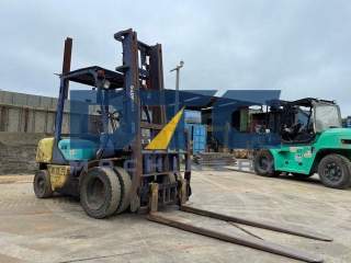 Xe nâng hàng Komatsu 2,5 tấn lốp kép, gật gù 